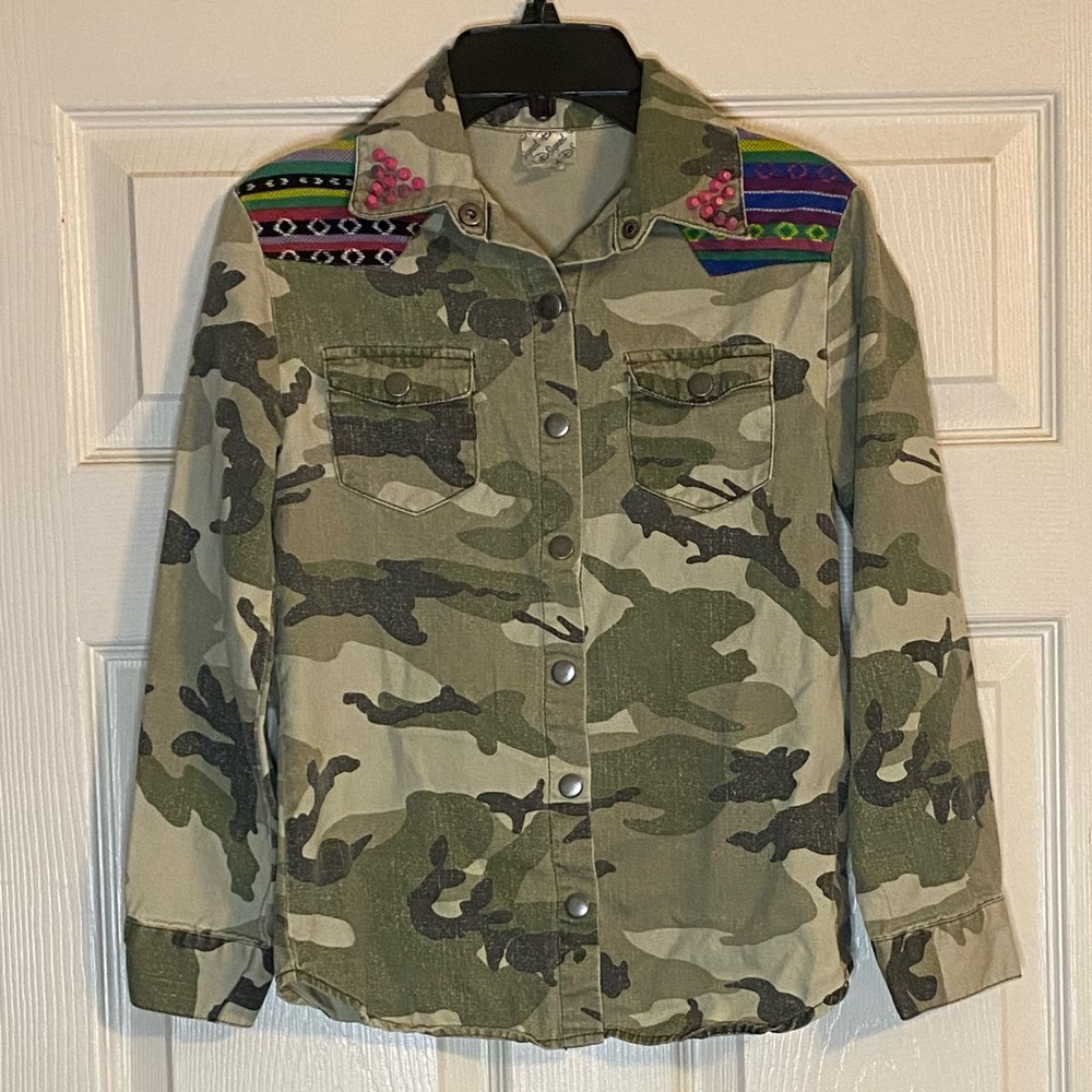 D-Signed Girls Camo Snap Button Shirt. Size M.
